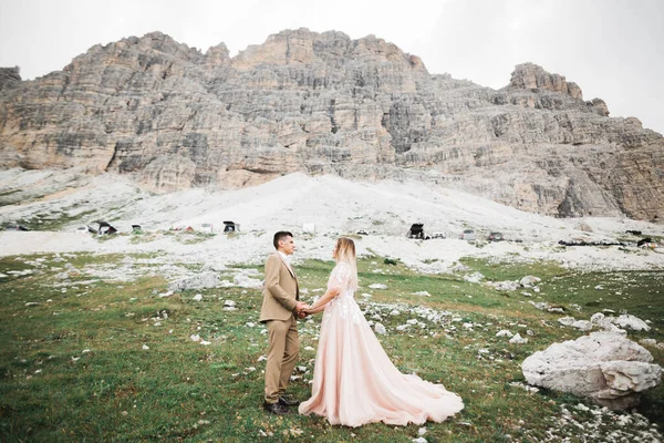 Liefdevolle man en vrouw op de achtergrond van de bergen. Liefdevol koppel brengt emotioneel tijd door — Stockfoto