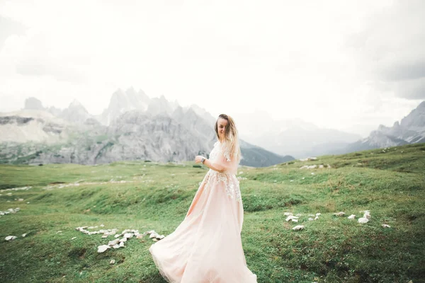 Schoonheid vrouw, bruid met perfecte witte jurk achtergrond bergen — Stockfoto