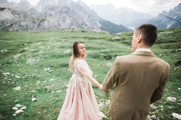Liebender Mann und Frau im Hintergrund der Berge. Liebendes Paar verbringt Zeit emotional — Stockfoto
