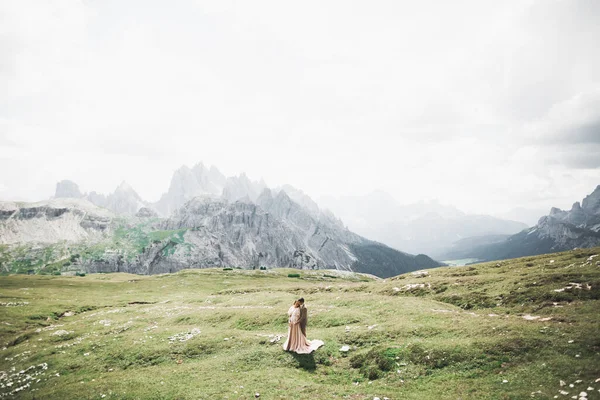 Amantes marido y mujer en el fondo de las montañas. Amar a la pareja emocionalmente pasa tiempo — Foto de Stock