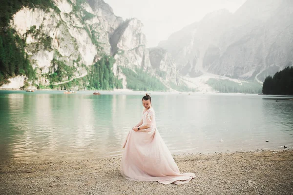 Bellezza donna, sposa con perfetto abito bianco sfondo montagne — Foto Stock