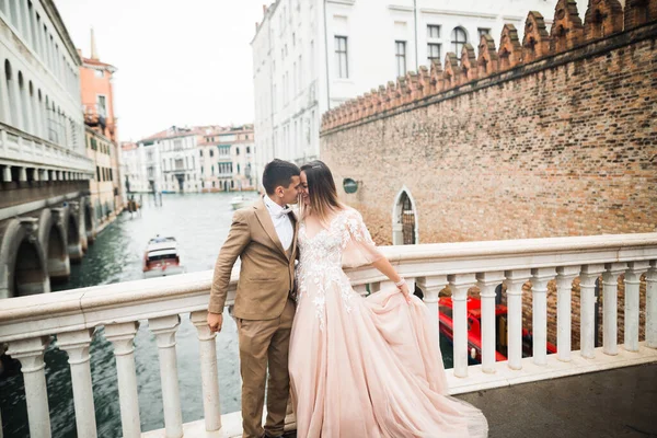 Casamento casal na natureza está abraçando uns aos outros. Menina modelo bonita em vestido branco. Homem de fato — Fotografia de Stock