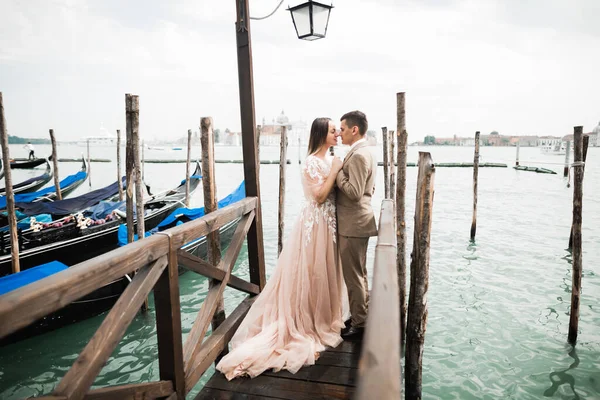 La pareja de boda en la naturaleza se está abrazando. Hermosa modelo chica en vestido blanco. Hombre de traje. Venecia, Italia — Foto de Stock