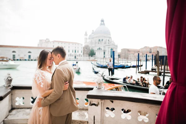 Prachtig gelukkig stel dat dicht bij elkaar staat en in de ogen kijkt in Venetië, Italië — Stockfoto