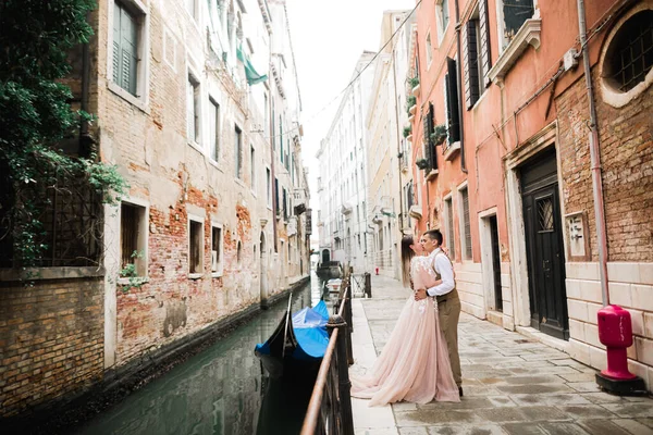 Romântico, conto de fadas, feliz casal recém-casado abraçando e beijando em Veneza, Itália — Fotografia de Stock