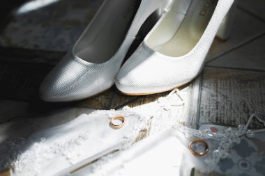 Alyansları ve düğün ayakkabılarıyla çok güzel bir resim.