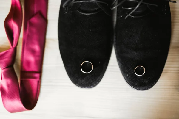 Conjunto de zapatos de moda de hombre con dos anillos de boda dorados — Foto de Stock