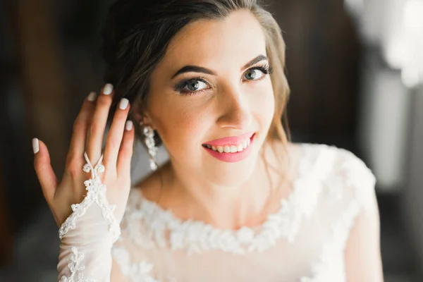 Novia de lujo en vestido blanco posando mientras se prepara para la ceremonia de boda — Foto de Stock