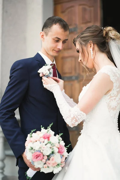 Крупним планом красива молода весільна пара — стокове фото