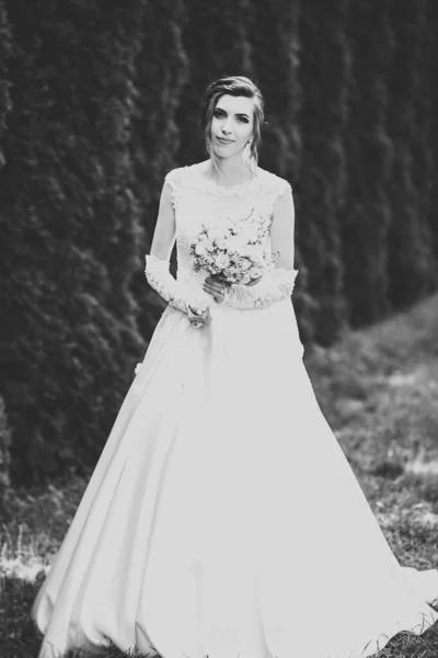 花束と大きく美しい結婚式の花束を保持花嫁 — ストック写真