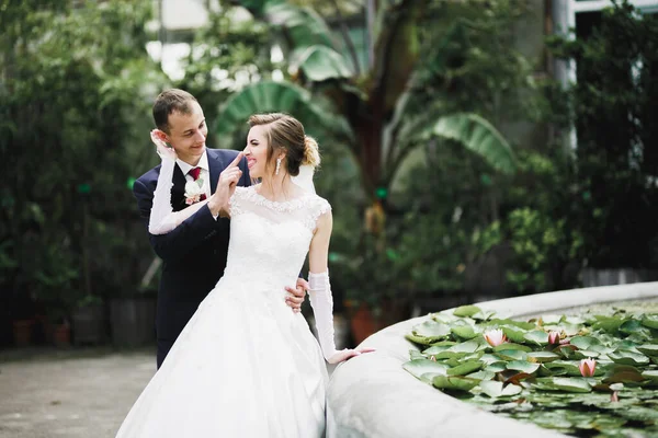 Preciosa pareja feliz de pie cerca el uno del otro y mirando a los ojos —  Fotos de Stock