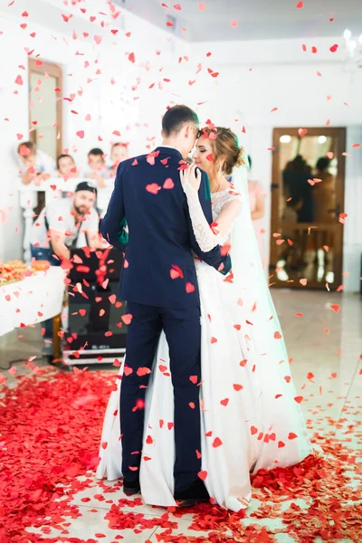 First wedding dance of newlywed couple in restaurant — Stock Photo, Image