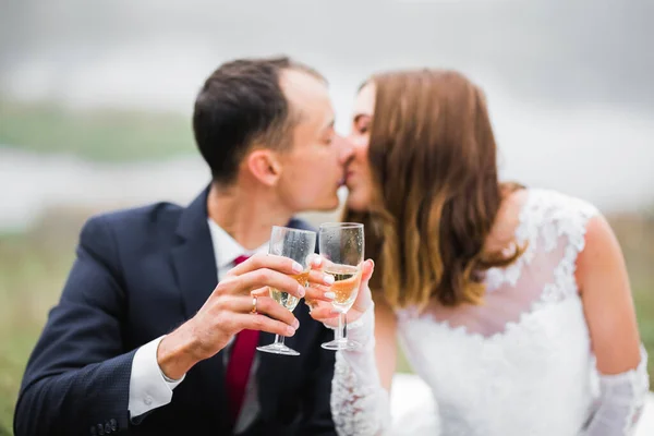 笑顔結婚式カップルクリンクでシャンパンのガラス — ストック写真