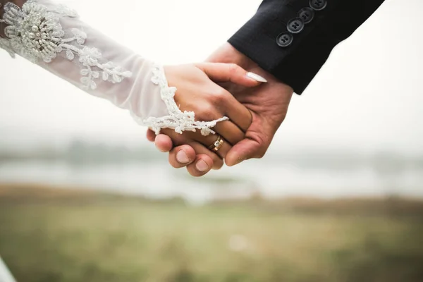 Casamento casal de mãos dadas, noivo e noiva juntos no dia do casamento — Fotografia de Stock