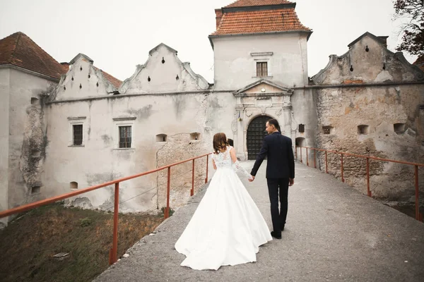 Hochzeitspaar hält Händchen, Bräutigam und Braut am Hochzeitstag zusammen — Stockfoto