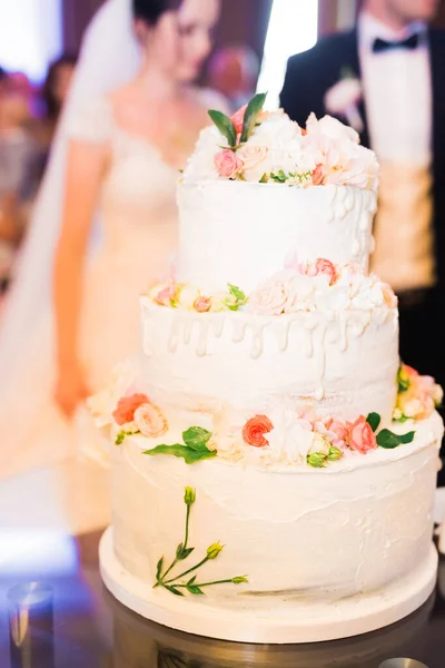 Deliciosa y sabrosa mesa de postres con cupcakes y tomas en la recepción de primer plano — Foto de Stock