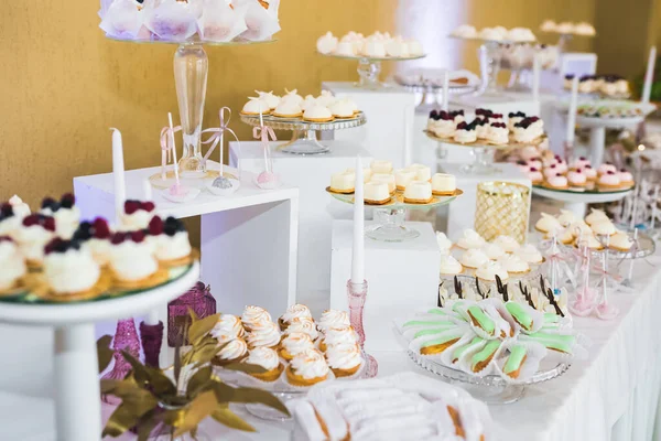 Köstliche und leckere Desserttafel mit Cupcakes und Shots an der Rezeption Nahaufnahme — Stockfoto