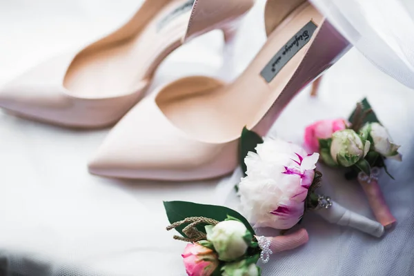 Ζεύγος κομψών και στυλάτων νυφικών παπουτσιών με μπουκέτο με τριαντάφυλλα και άλλα λουλούδια — Φωτογραφία Αρχείου