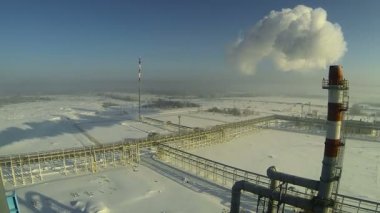 Tüpü baca kömür, termal yanan kimyasal Petrokimya petrol ve doğal gaz rafineri santral karmaşık, fabrika önünde mavi gökyüzü gelen duman. Endüstriyel manzara. Hava çevre kirliliği kavramı.