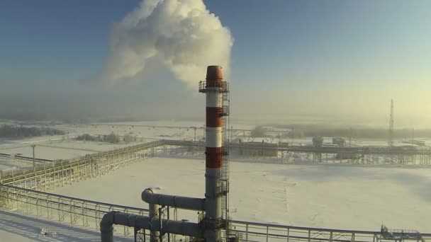 Røyk fra rørskorstein av kull, termisk brennende kraft, kjemisk olje- og gassraffinerianlegg, fabrikk foran blå himmel. Industrielt landskap. Begrepet luftmiljøforurensning . – stockvideo