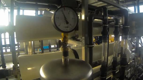 Device for measuring pressure in big pipes of heating supply for residential complex — Stock Footage Device for measuring pressure in big pipes of heating supply for residential complex Video Clip