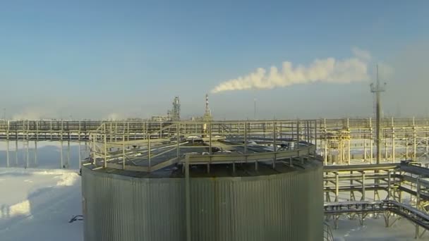 Humo de chimenea de tubo de carbón, la quema de energía térmica petroquímica química petróleo y gas complejo de la planta de refinería, fábrica en frente del cielo azul. Paisaje industrial. Concepto de contaminación ambiental . — Vídeo de stock