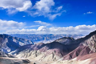 Himalay ve gökyüzü Namnungla pası - stok kangri, Ladakh, Hindistan göster.