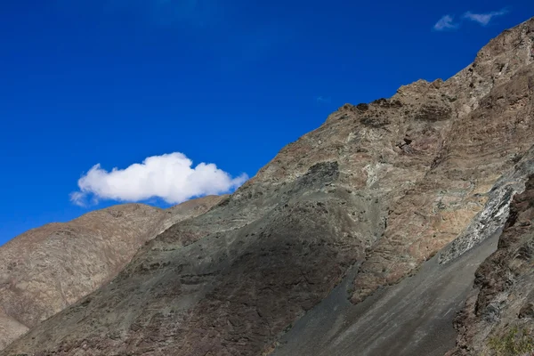 Blauer Himmel und Wolken mit Felsen im Himalaya, ladakh, Indien — Stockfoto