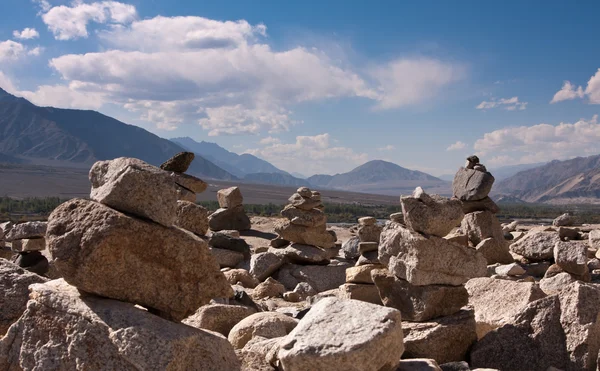 Piedras en las montañas y el valle del río Indo, Ladakh, India . —  Fotos de Stock