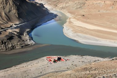 Indus ve Zanskar nehirler Ladakh Hindistan izdiham