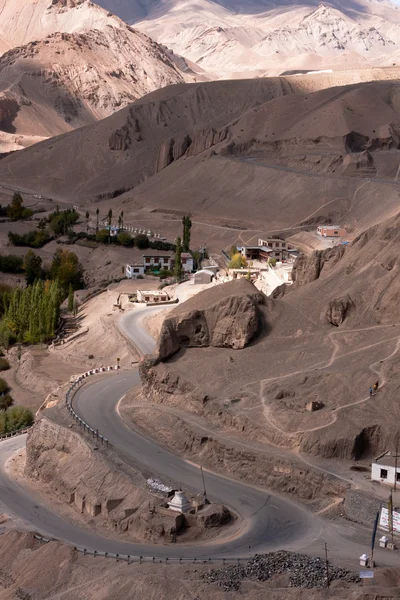 Serpantine Himalája út közelében a Lamayuru kolostorban, Ladakh, India. — Stock Fotó