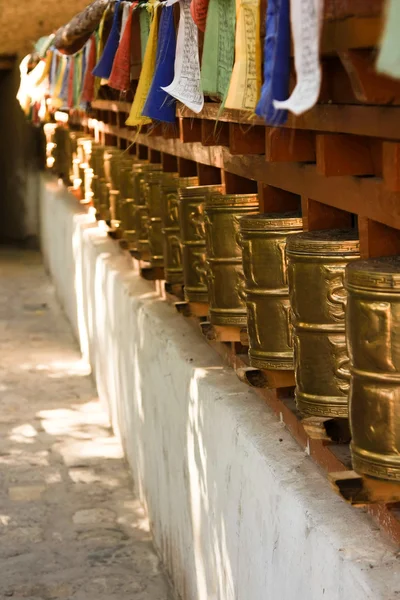 Goldene Gebetsmühlen, buddhistisches Kloster. Indien — Stockfoto