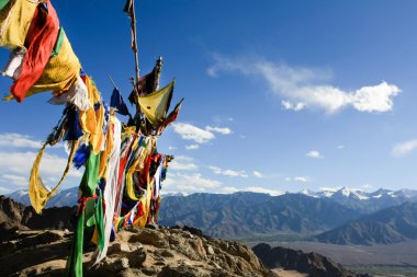 Dua bayrakları ve Himalaya görünümü, Ladakh, Hindistan