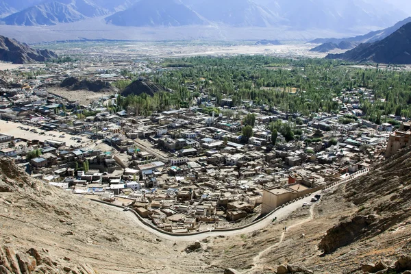 Leh miasta i dolinę rzeki Indus Zobacz, Ladakh, Indie — Zdjęcie stockowe