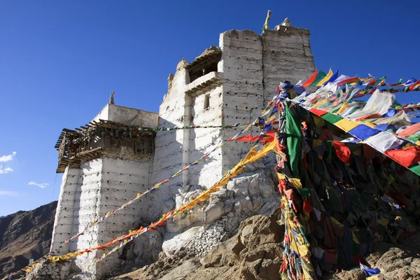 Buddhista kolostor és az ima zászlók, Ladakh, India — Stock Fotó