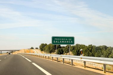 İspanya 'nın Salamanca iline yaklaşan otoyolu işaretleyin..