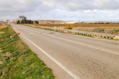 Eski yol yapım aşamasında ve kırsal kesimde yol çalışması tabelaları var.. 