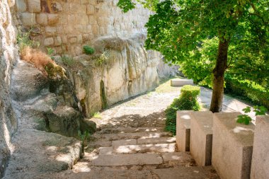 İspanya 'nın Zamora kentindeki Puerta de la Lealtad (Bağlılık Kapısı) merdiveninin yanındaki taş duvar..