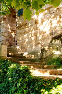 İspanya, Zamora 'daki Bağlılık Kapısı' na giden antik taş basamaklar..