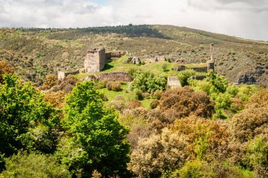 Losacino, Zamora, İspanya 'daki tepedeki eski Alba Kalesi' nin kalıntıları..