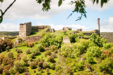 İspanya 'nın Zamora eyaletinin Losacino kasabasındaki Alba Kalesi' nin kalıntıları görülüyor..