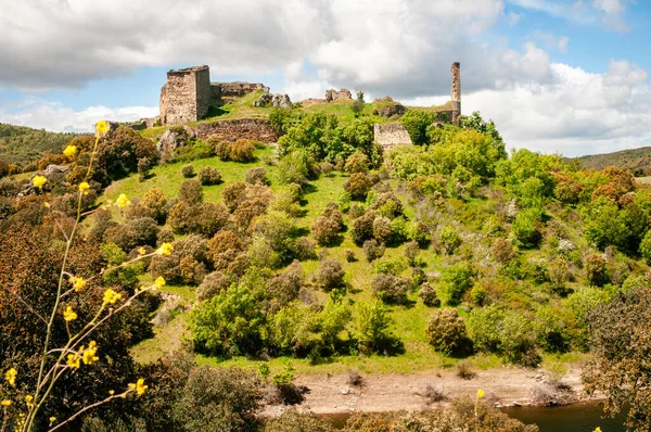 Losacino, Zamora, İspanya 'daki Alba Kalesi' nin kalıntıları tepede..