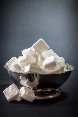 koyu arka plan üzerine şeker