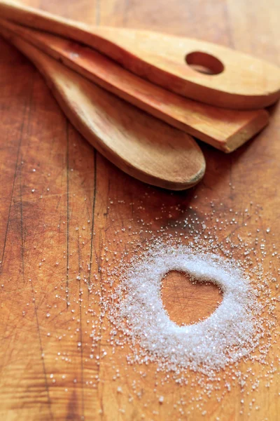 Azúcar en forma de corazón en tabla de cortar — Foto de Stock