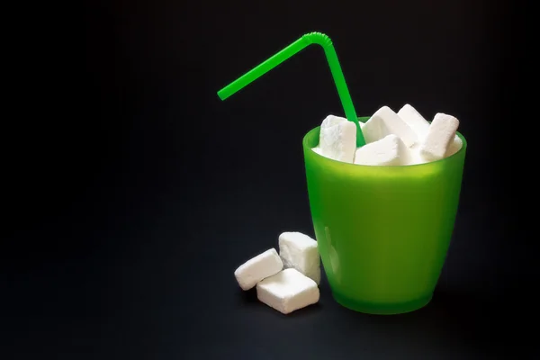 Glas med sugrör full av socker — Stockfoto