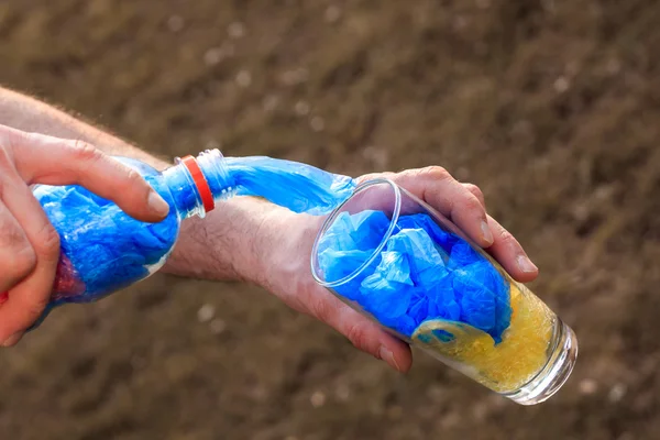 Plastikflasche voller Plastiktüten — Stockfoto