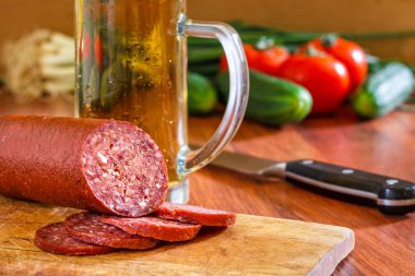Sucuk sosis kesme tahtası üzerinde
