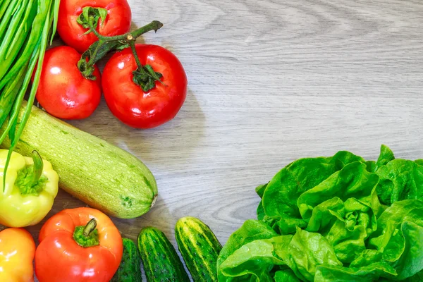 Légumes frais sur bois gris — Photo