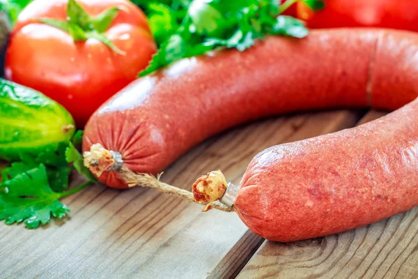 Saucisse de boeuf sur fond en bois — Photo