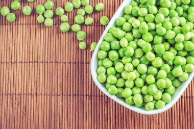 Yeşil bezelye beyaz kase